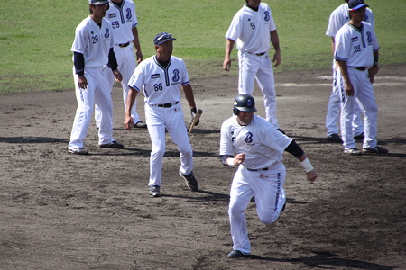 走塁練習するハーパー