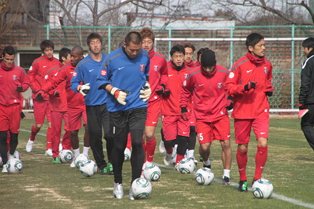 ボールを使ったランニングで練習開始