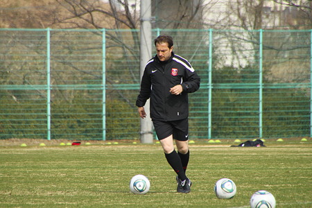 軽快にボールを蹴るペトロ