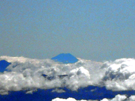 雲海に頭を出す富士山