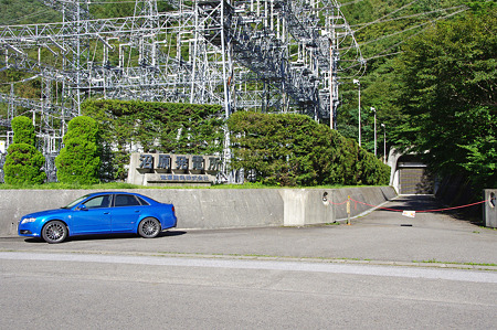 奥に発電所への道