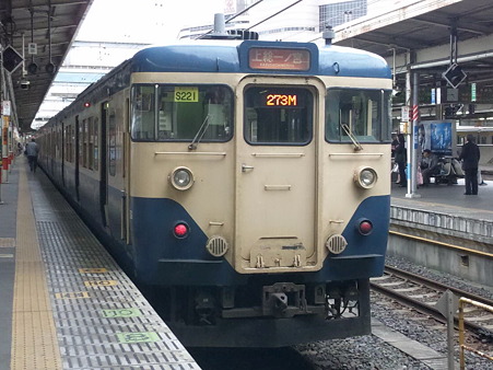 千葉駅にて出発を待つ113系