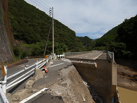 R424:みなべ町滝・明神トンネル北の崩落現場