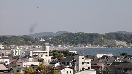 左上に凧。の下に鯉のぼりが。長谷寺より