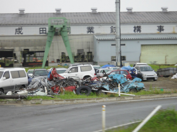 つぶされてスクラップのようになってしまった車たち