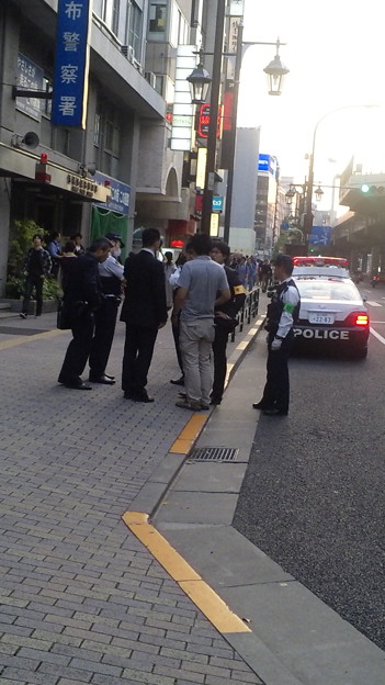 麻布署前で日本語通じないアジア系外国人拘束。 #minsyu #seiji #senkaku
